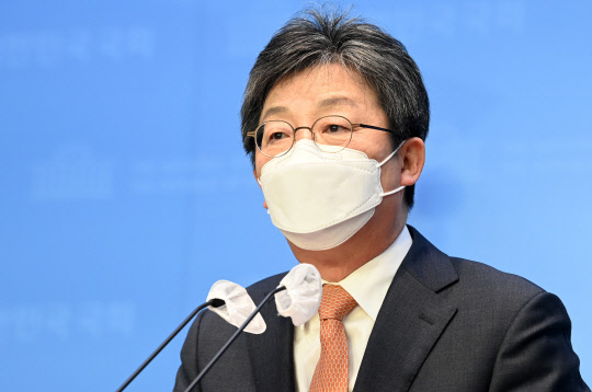 유승민 전 의원이 지난달 31일 국회 소통관에서 경기도지사 출마 선언을 하고 있다. 국회사진기자단=연합뉴스